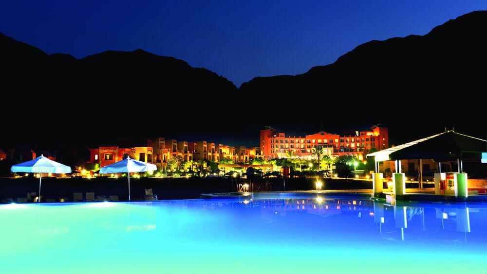 Moevenpick Resort El Sokhna Ain Sukhna Exterior foto The resort at night
